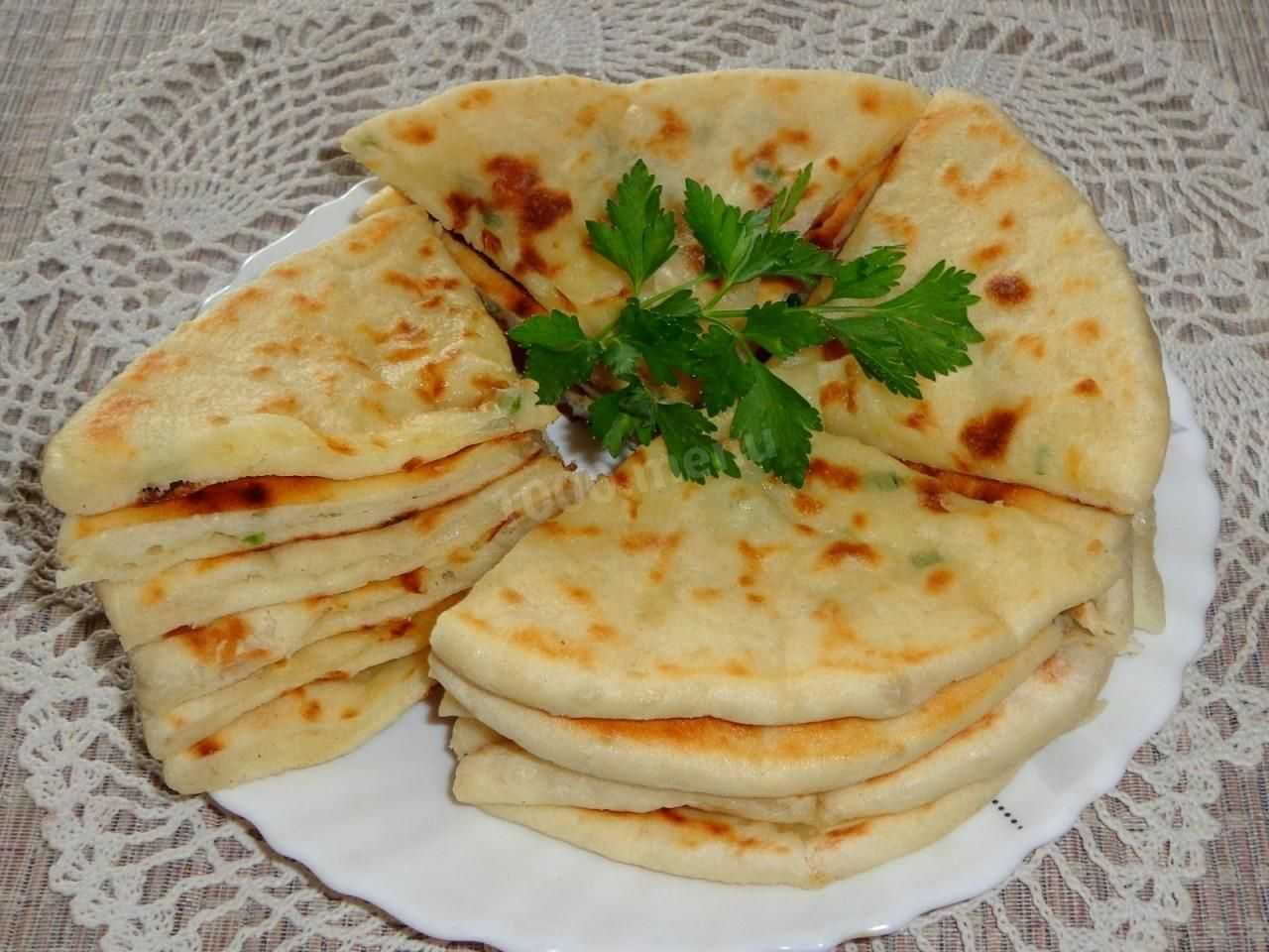 Хычины, 5 рецептов: с сыром и картошкой на сковороде, классический, с мясом, из курицы с мацони, ленивый в духовке, все пошагово и с фото