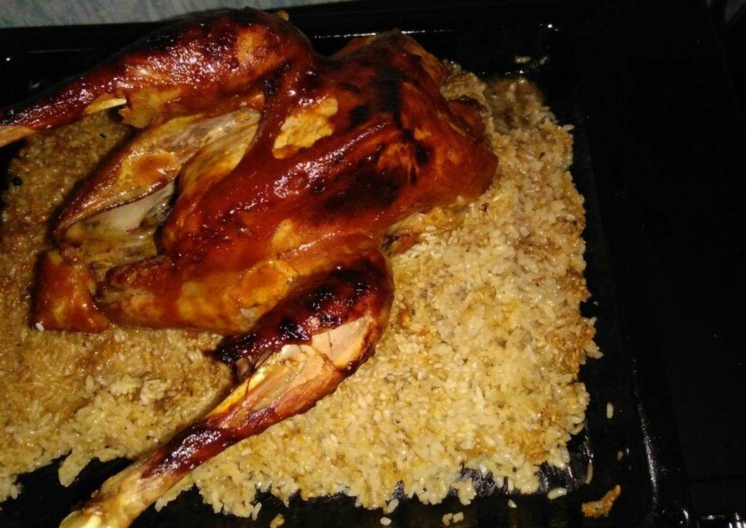 Курица с рисом на протвине. Рис с курицей в духовке. Курица целиком с рисом в духовке. Курица запеченная с рисом. Курица запеченная с рисом в духовке.
