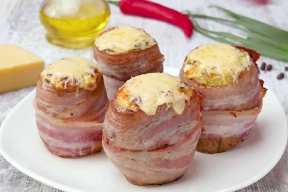 Картошка-гармошка с беконом и сыром в духовке