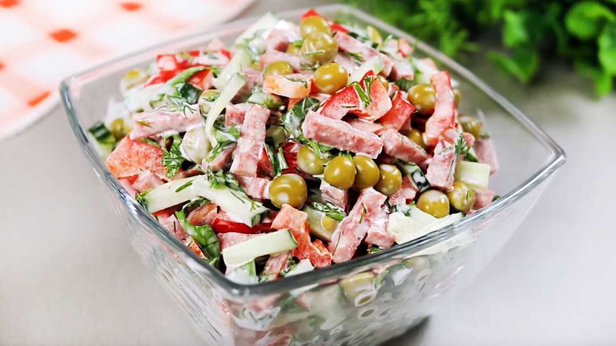 Как приготовить простой зимний салат — продукты для него нужны простые, имеющиеся зимой у любой хозяйки: картофель, лук, соленые огурцы, мясо или курица