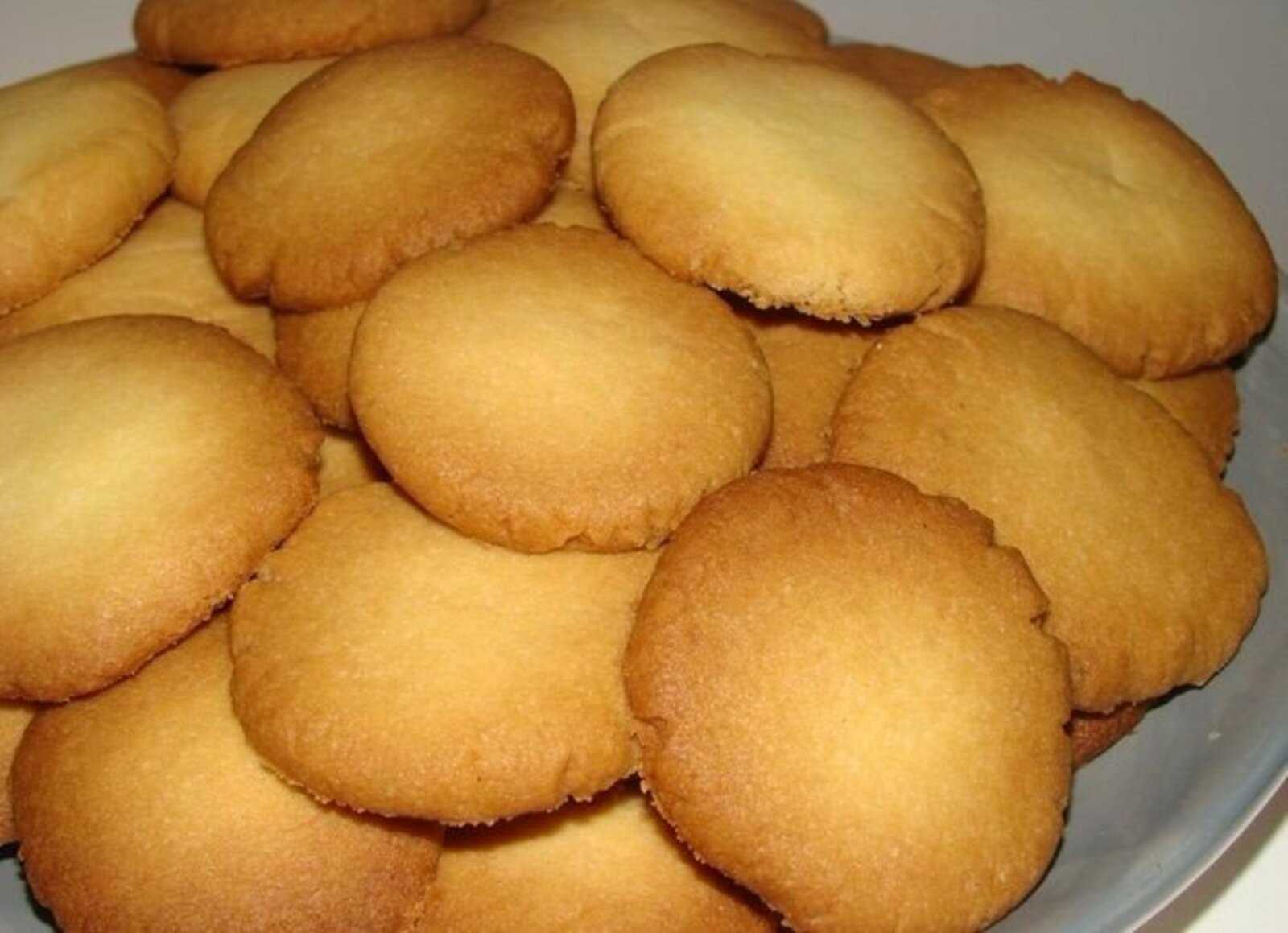 Самый простой рецепт вкусного печенья. Печенье. Печенье круглое песочное. Печенье песочное домашнее. Печенье из песочного теста.