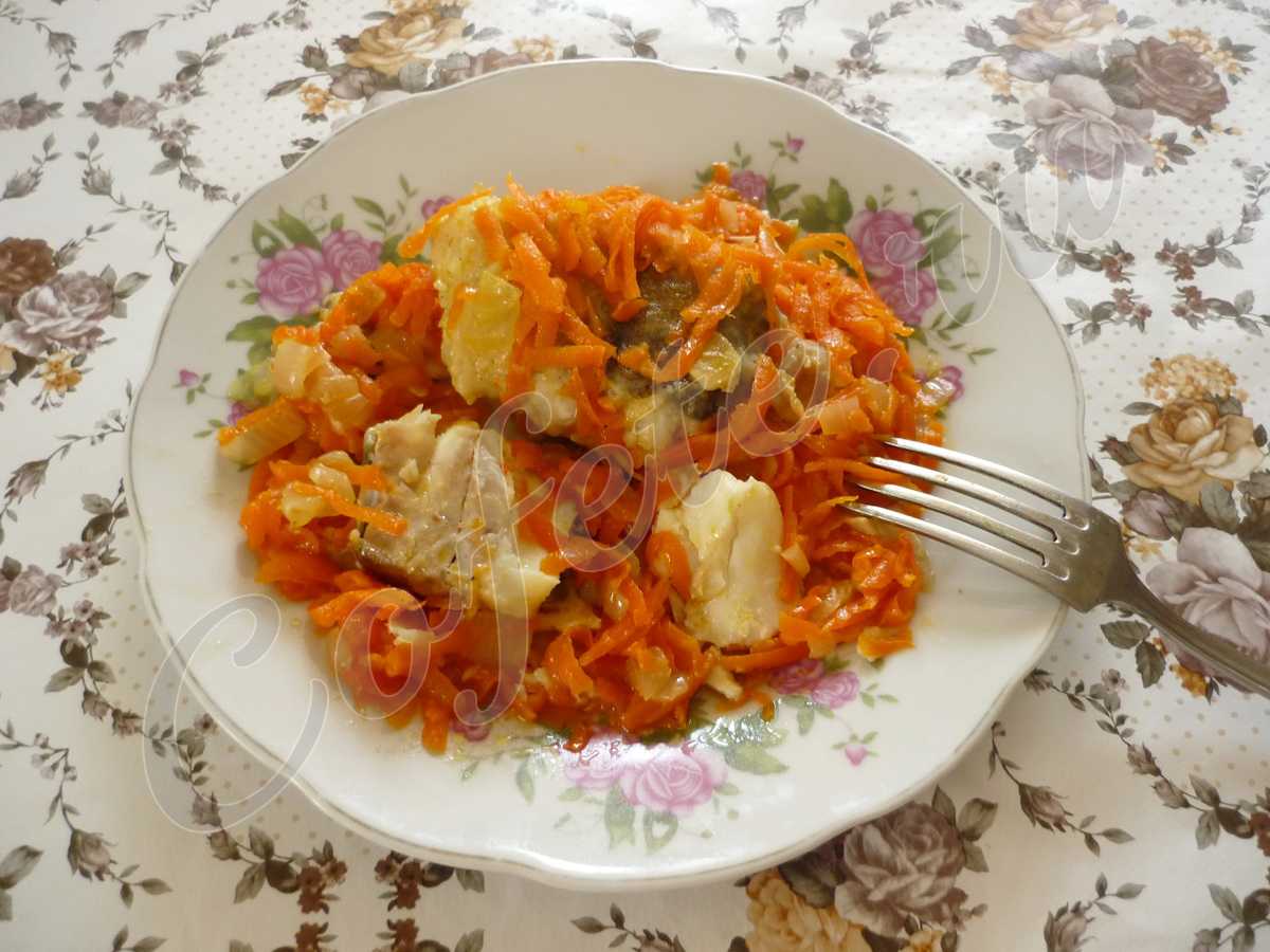 Минтай, тушеный в сметане с луком и морковью, на сковороде и духовке
