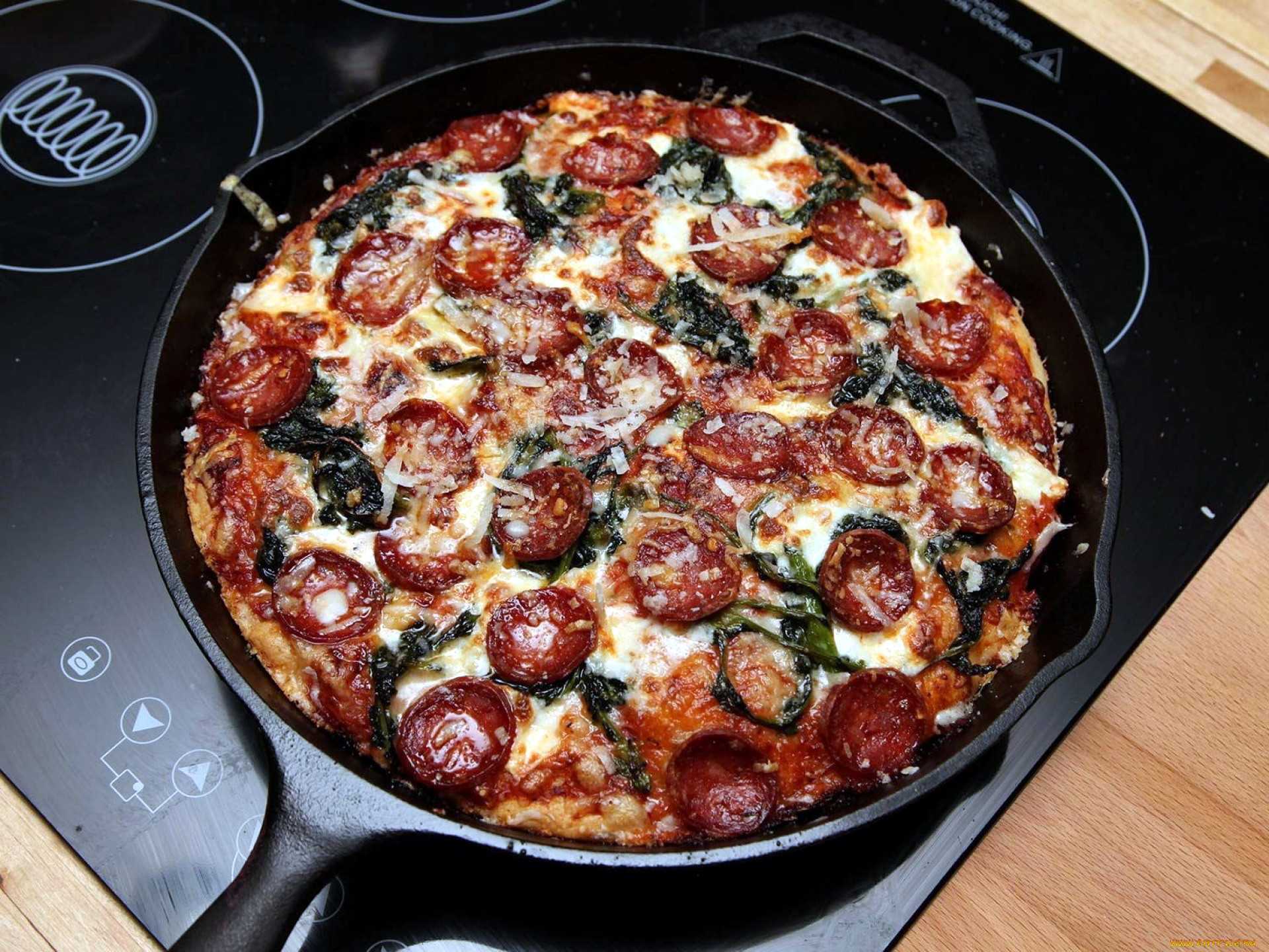 Куриное филе с замороженными овощами на сковороде