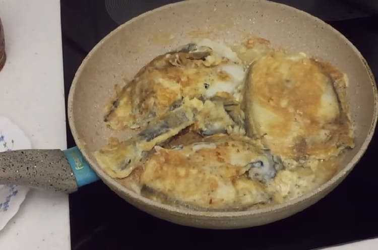 Как вкусно приготовить зубатку на сковороде. Зубатка в кляре. Зубатка жареная на сковороде. Зубатка в кляре на сковороде. Зубатки, запечённой в тесте.