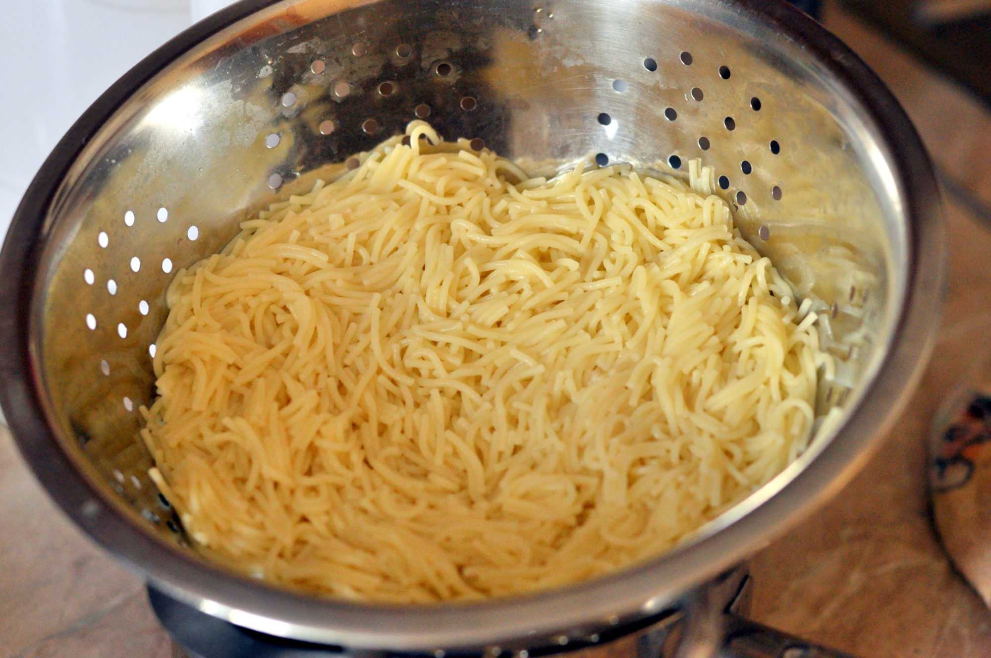 Как правильно готовить лапшу. Макароны в кастрюле. Вермишель вареная. Кастрюля для спагетти. Для варки макарон.