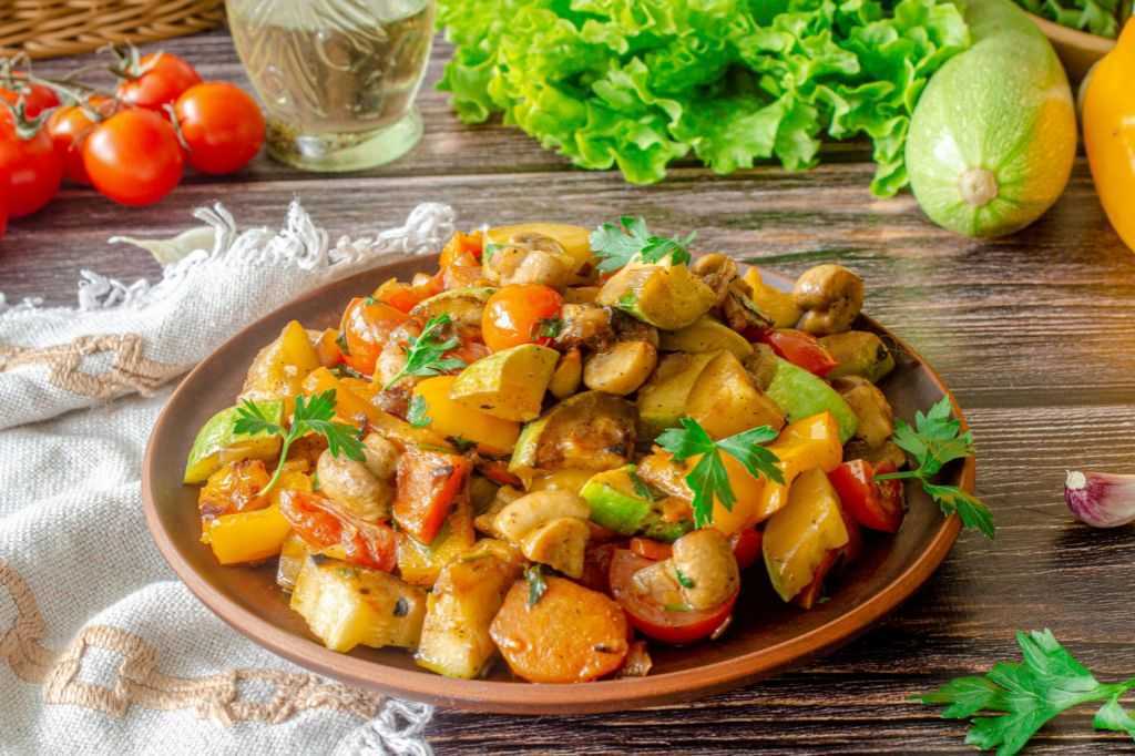 Овощное рагу с картошкой и капустой