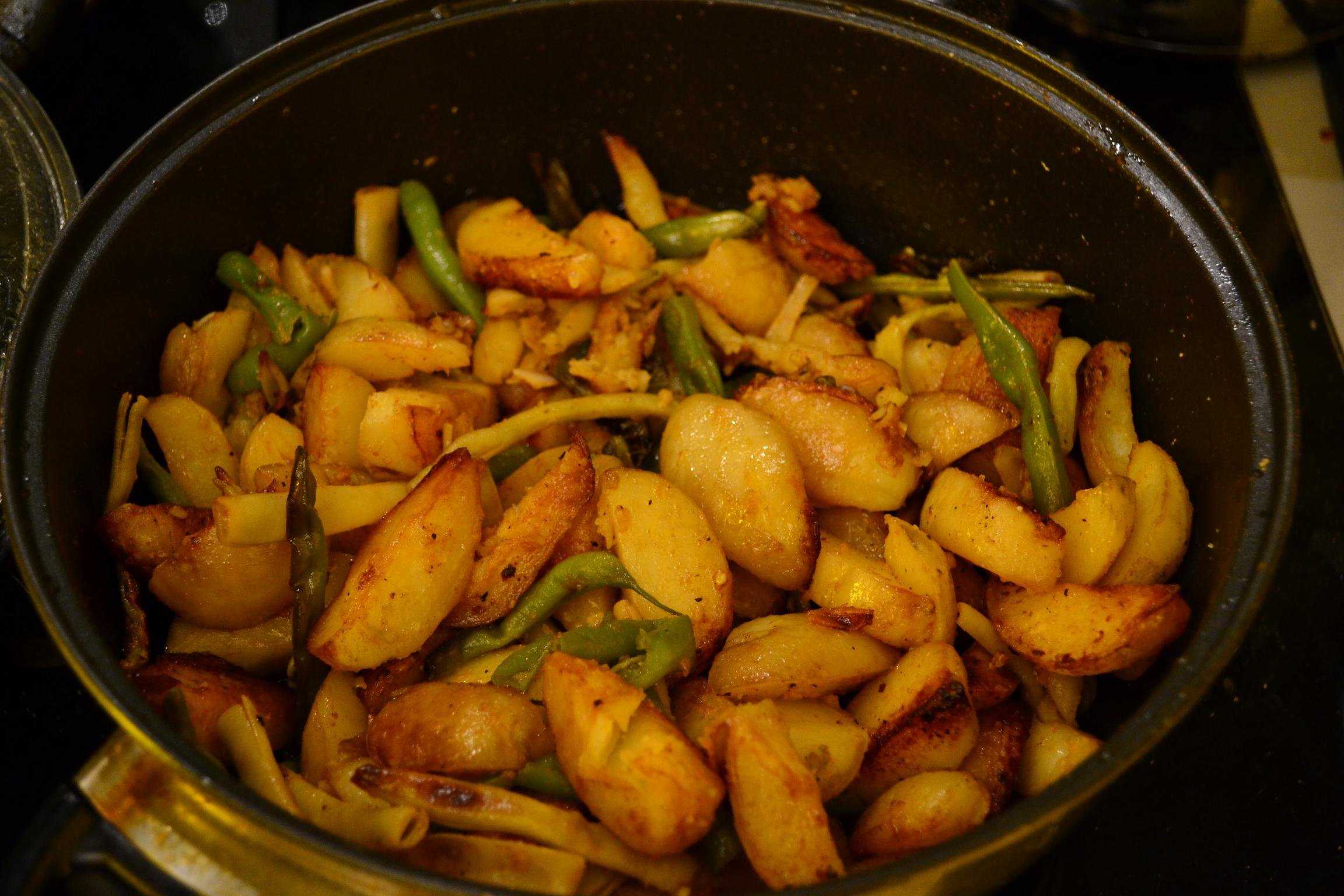 Жареная картошка со стручковой фасолью и яйцами | totrecept.com