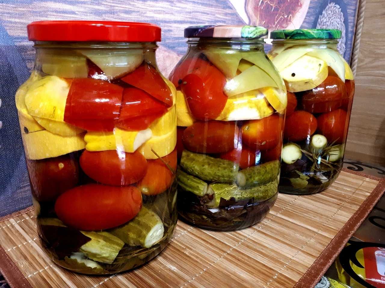 Маринованные огурцы с помидорами на зиму: 5 рецептов ассорти