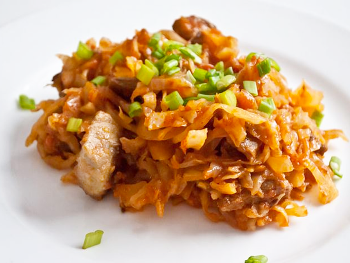 Квашеная капуста, тушеная с курицей (2 рецепта)