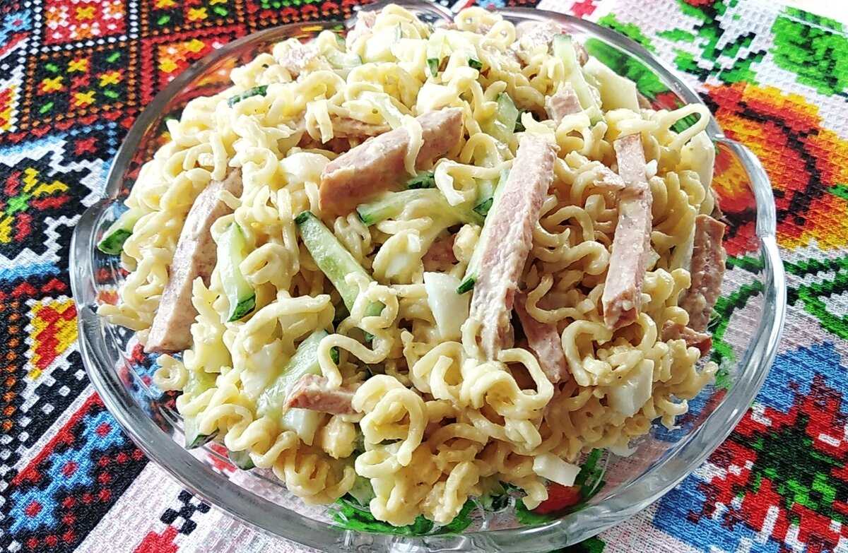 Салат из лапши быстрого приготовления – 5 очень вкусных рецептов