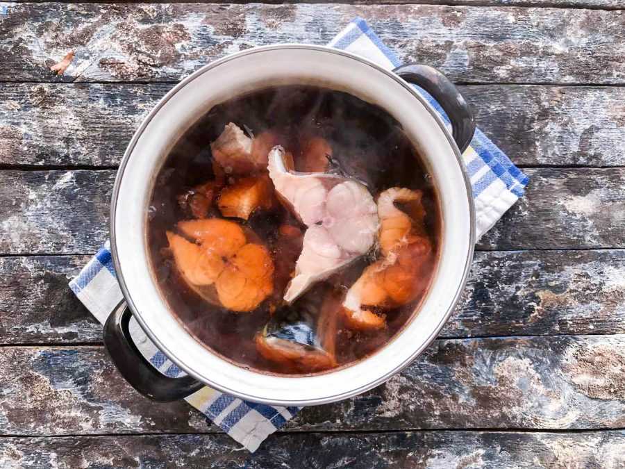 Самая вкусная соленая и копченая скумбрия в луковой шелухе в домашних условиях и чайной заварке - рецепты в бутылке, с жидким дымом, в жидком, вареная, в рассоле