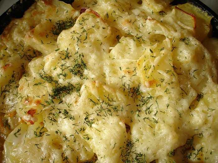 Картошка с грибами в духовке, со сметаной и сыром