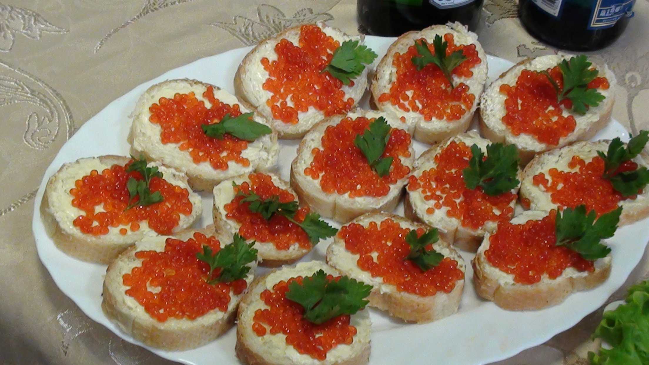 Бутерброды на праздничный стол с рыбой и икрой: очень вкусные и простые новогодние рецепты