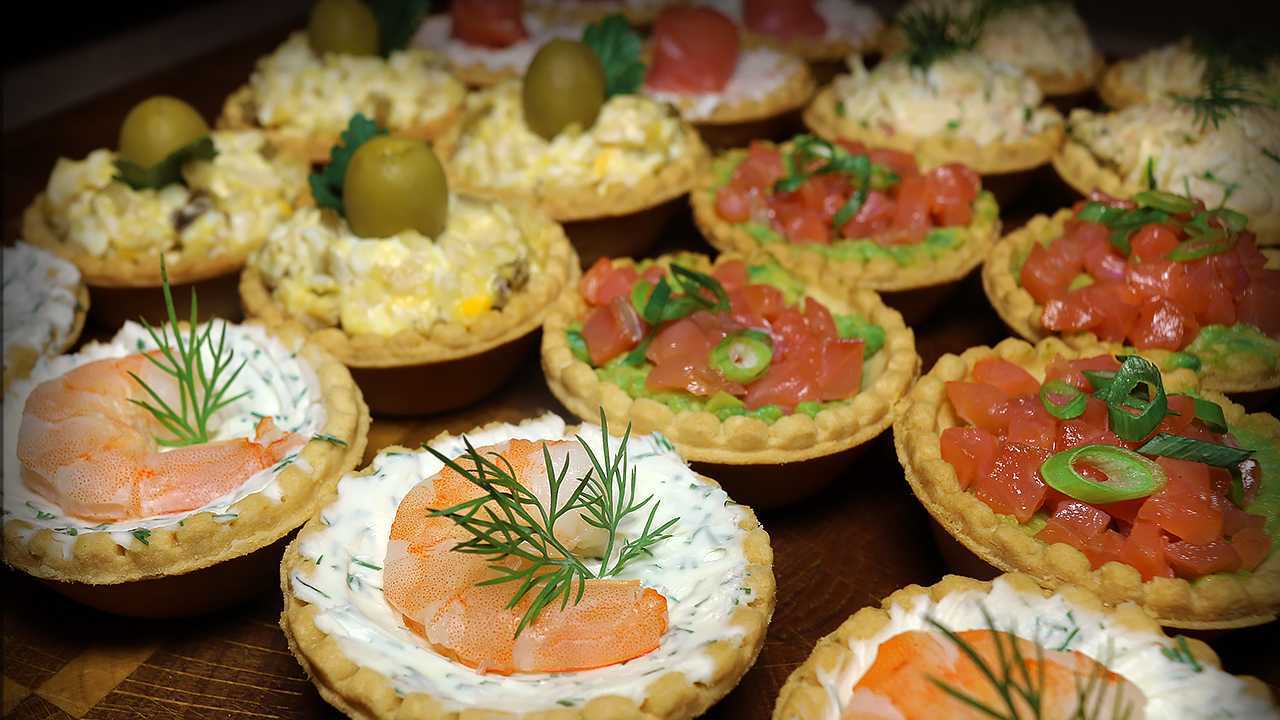Бутерброды с красной рыбой на праздничный стол: простые и вкусные рецепты с красивым оформлением