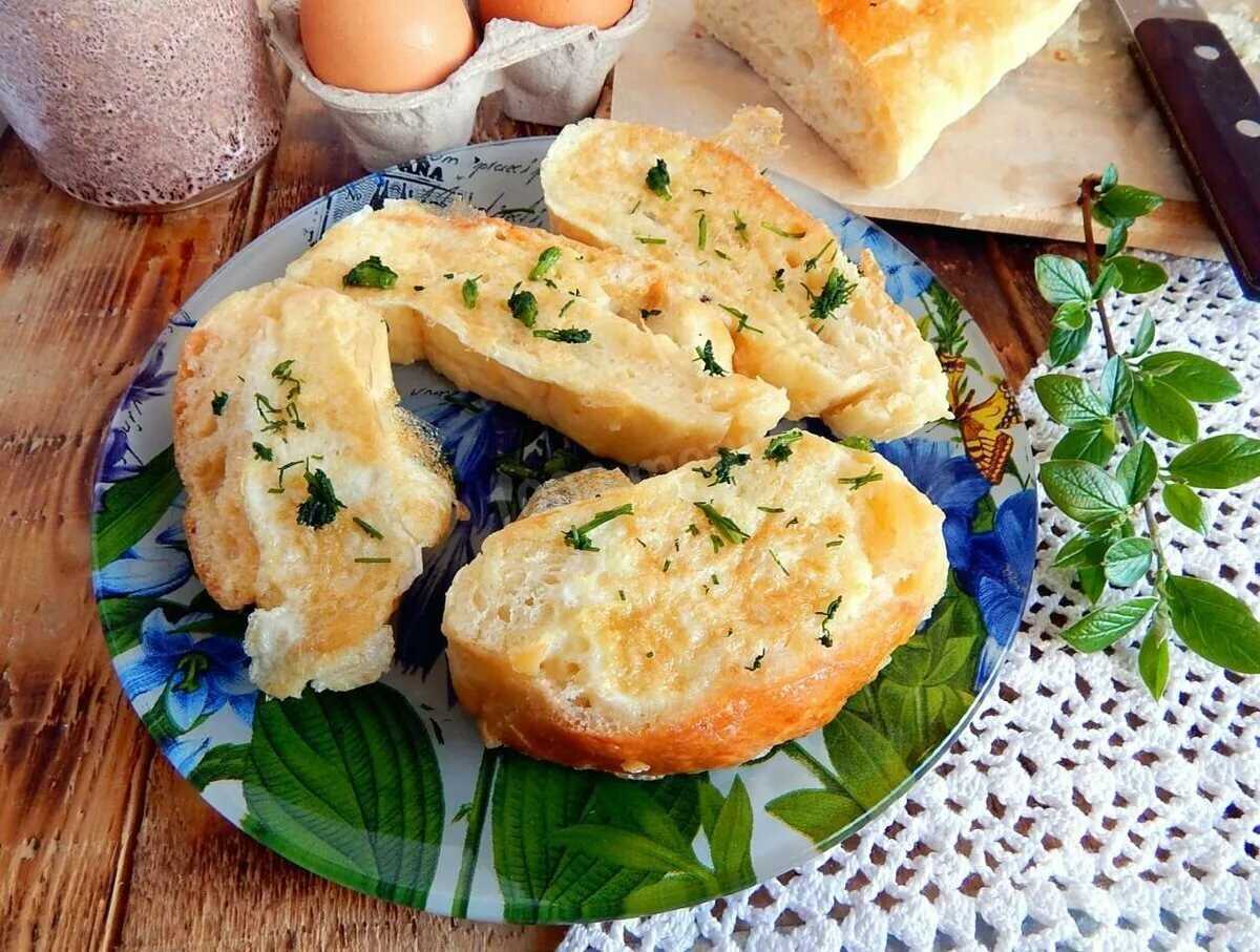 Хлеб с яйцом и сыром на сковороде. Яичные гренки крутоны. Гренки с яйцом. Жареный хлеб с яйцом. Яичница в батоне.