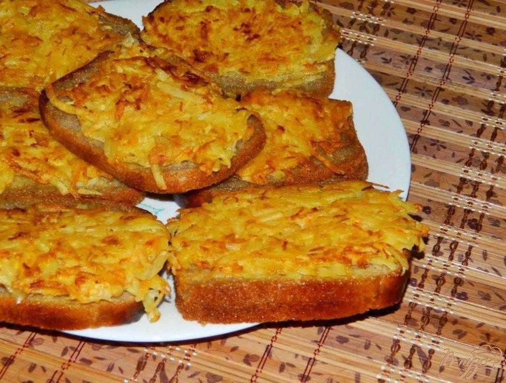 Горячие бутерброды с колбасой и сыром, запеченные в духовке – 5 рецептов с фото