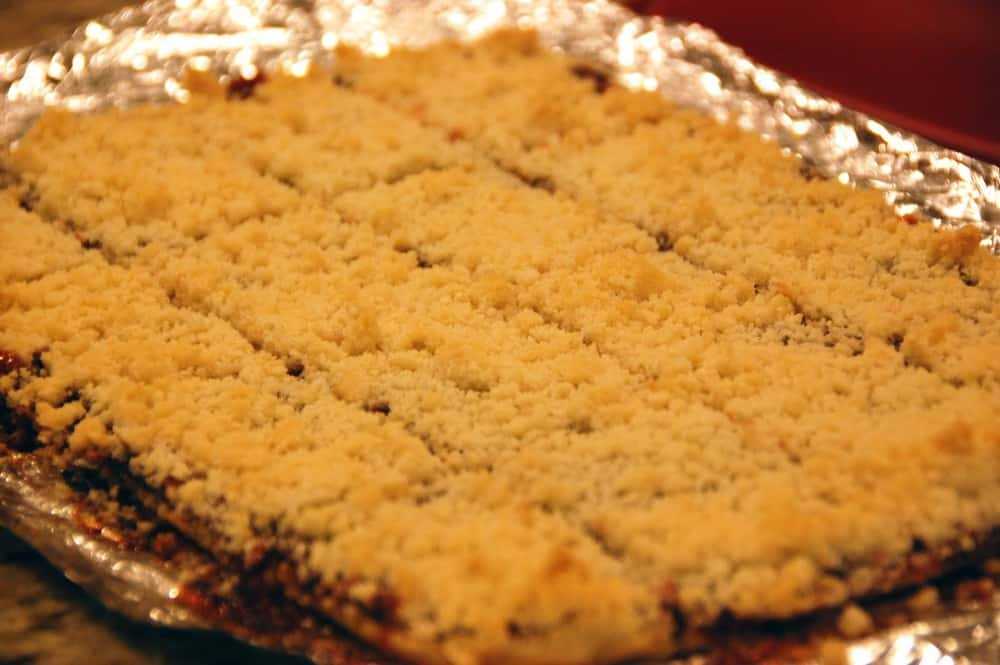 Крошка с вареньем рецепт на маргарине. Песочный пирог Каракум. Тертый пирог Каракум. Тертый песочный пирог. Песочный тертый пирог с вареньем.