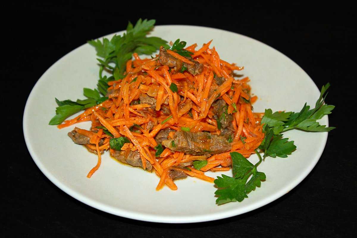 Мясо по корейски рецепт с морковью. Хе с мясом и морковью по корейски. Салат морковча. Салат из корейской моркови. Салат с мясом и корейской морковкой.