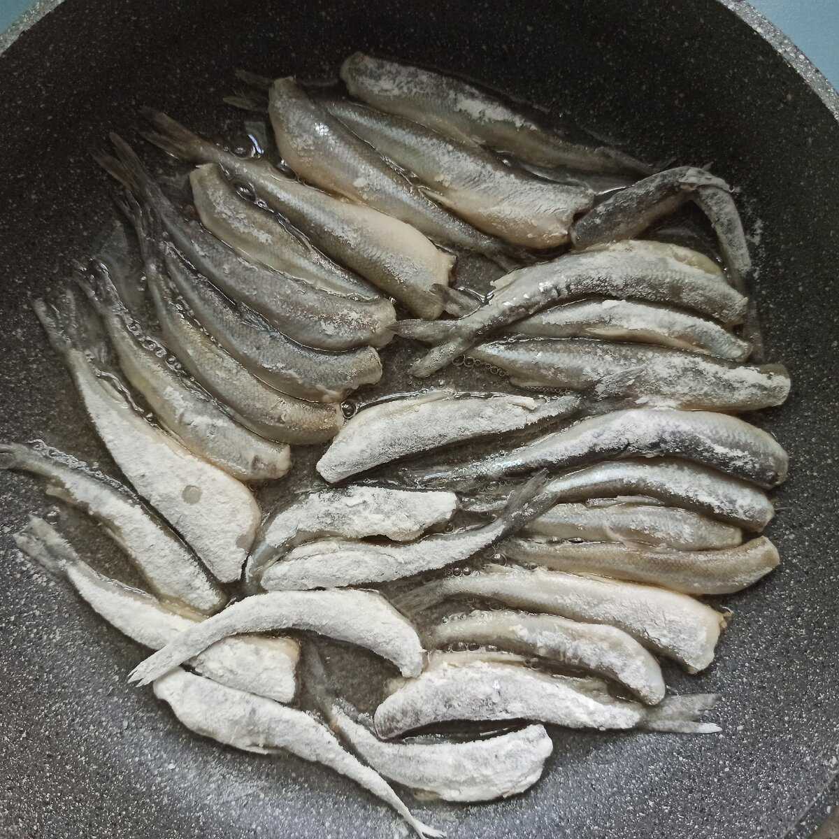 Как жарить корюшку на сковороде с корочкой, в муке и соли, видео