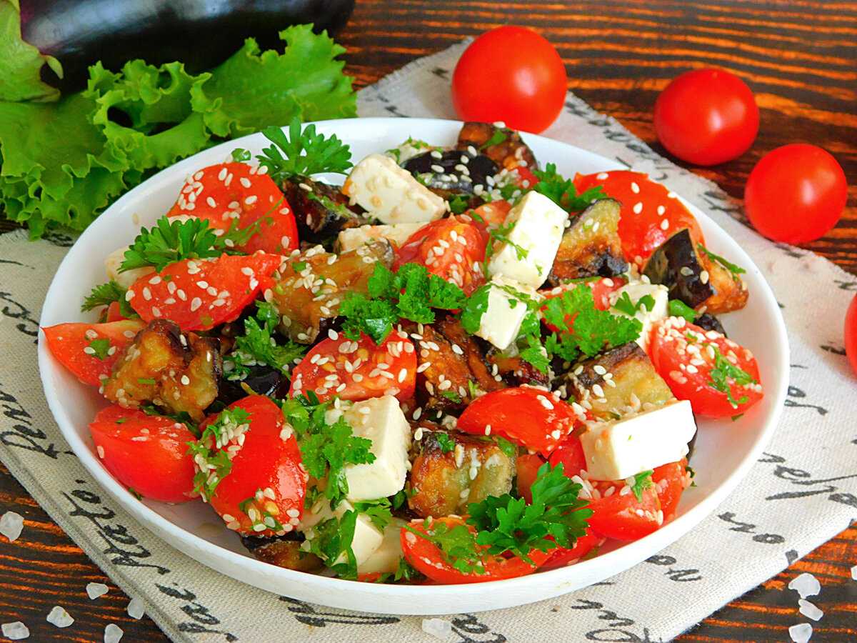 Теплый салат с баклажанами, говядиной и сладким перцем