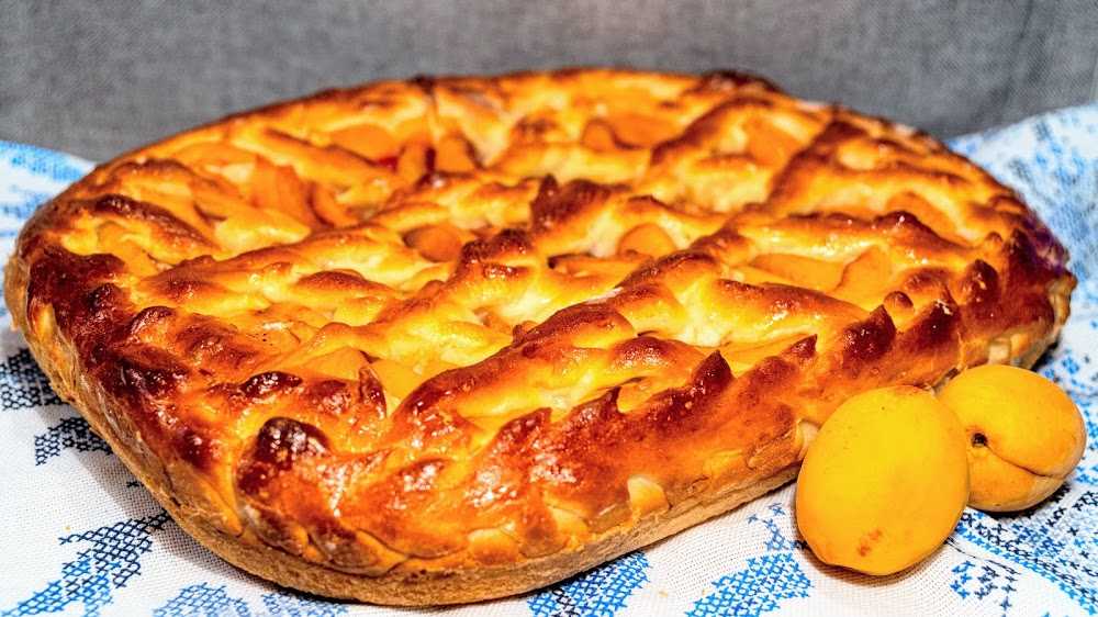 Пирог с абрикосами - на сметана и на кефире. 2 вкусных рецепта с видео | народные знания от кравченко анатолия
