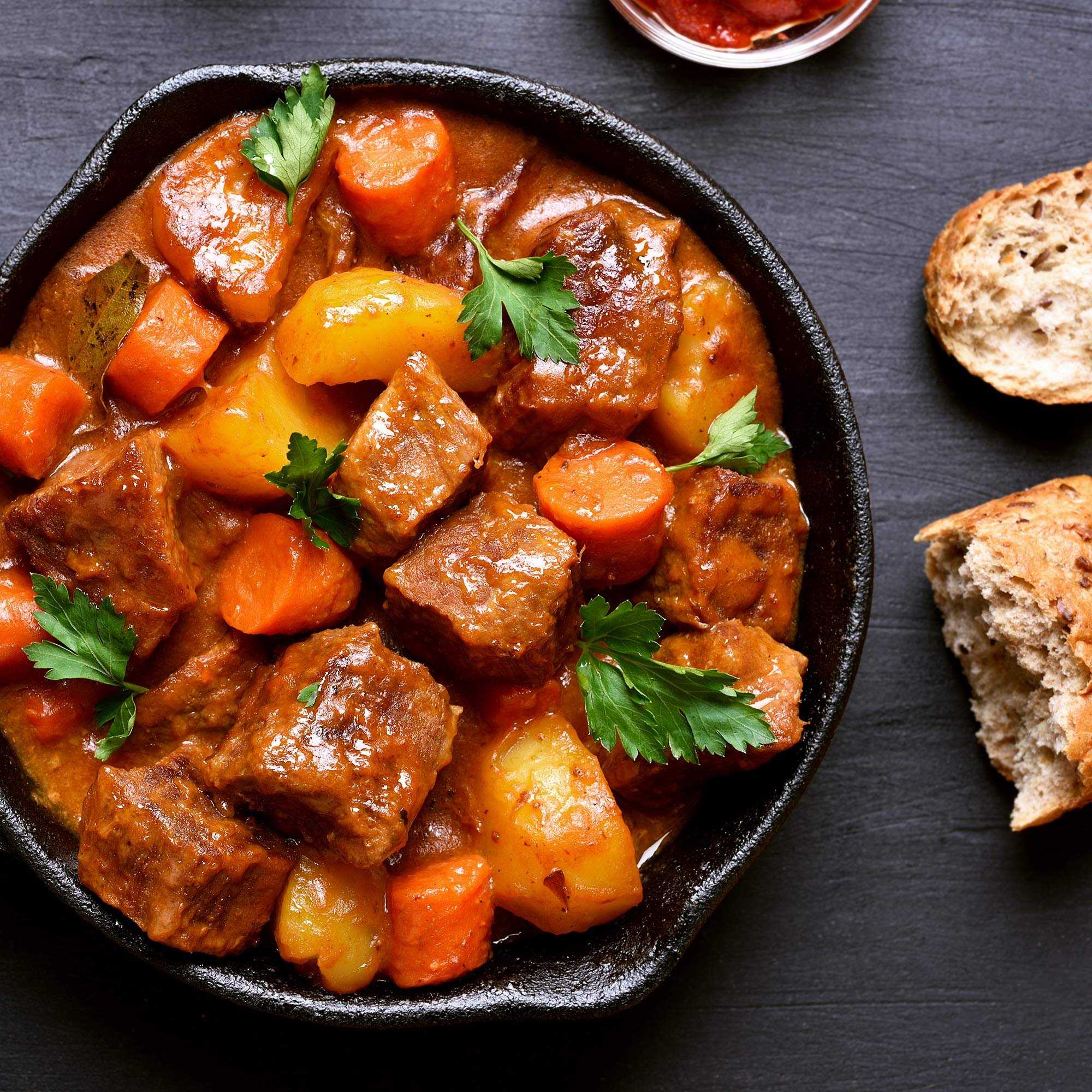 Тушеная картошка с мясом в кастрюле