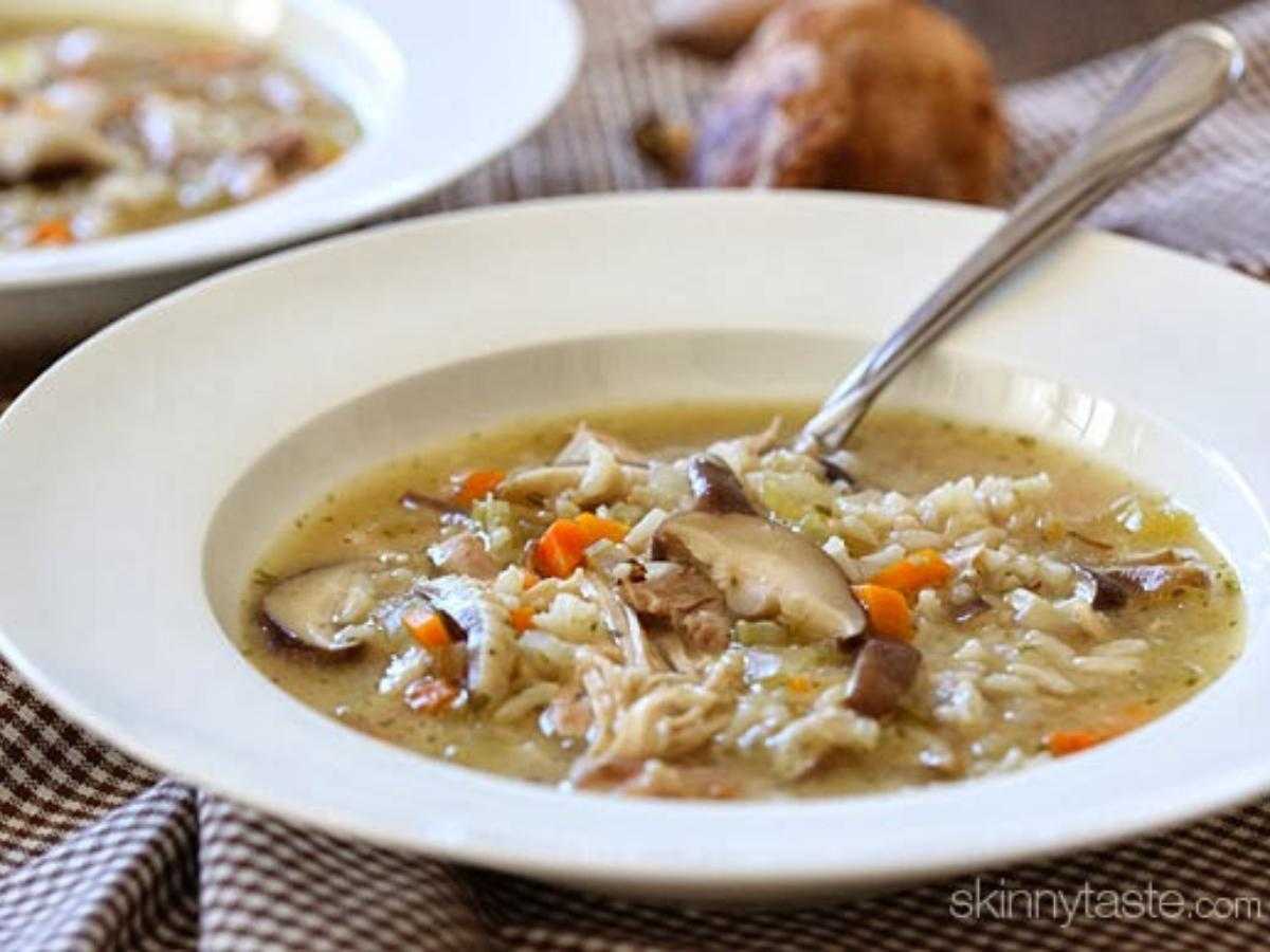 Суп с грибами рисом и картошкой. Грибной суп с рисом. Суп рисовый с грибами. Суп с грибами и рисом. Рисовый суп с курицей и грибами.