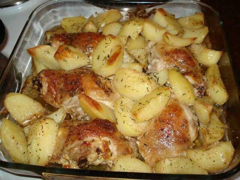 Запечь картошку с курицей кусочки. Картошечка с курочкой в духовке. Курица с картошкой в духовке. Курицы с картошкой в духов. Запеченная Курочка с картошкой.