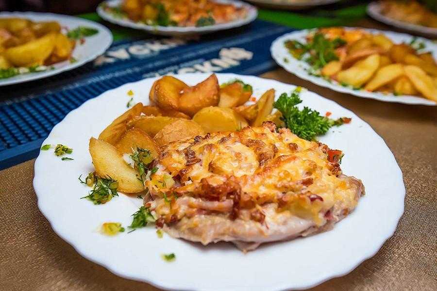 Рецепт отбивных из свинины в духовке с помидорами и сыром: пошагово с фото, видео