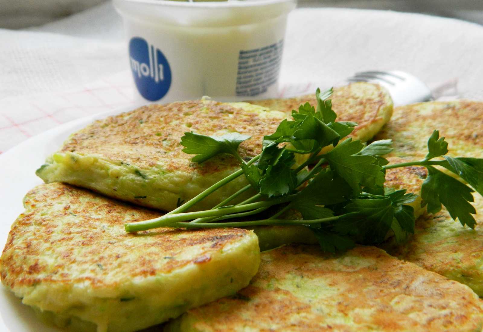 Пышные оладьи из кабачков: 9 самых вкусных и простых рецептов