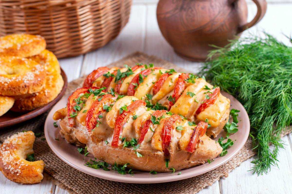 9 способов приготовить куриное филе с овощами в духовке Запеканки, отбивные, мясо по-французски, и многое другое из того, что можно приготовить для ужина и приема гостей