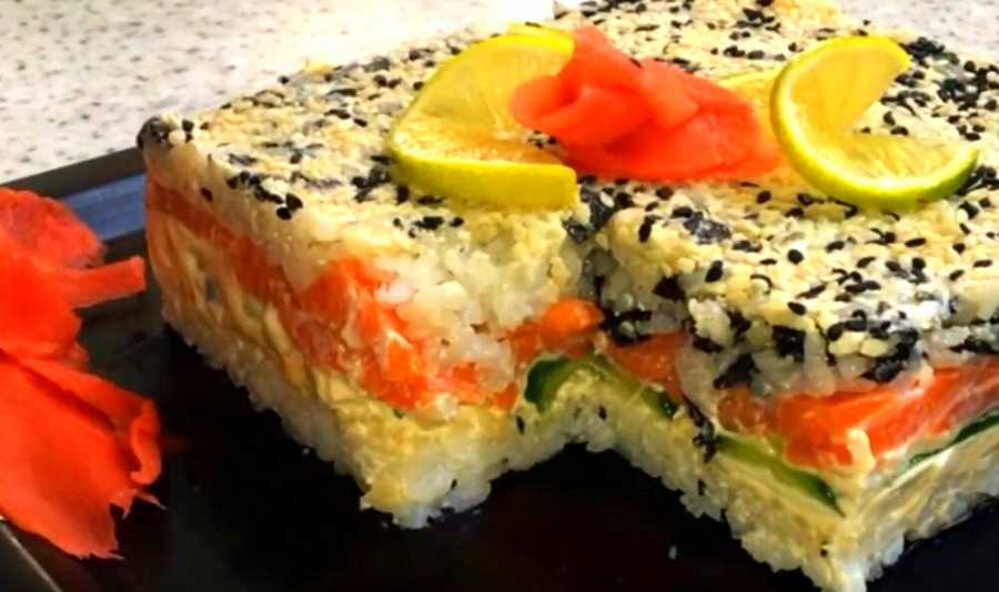 Готовим салат суши с красной рыбой слоями
