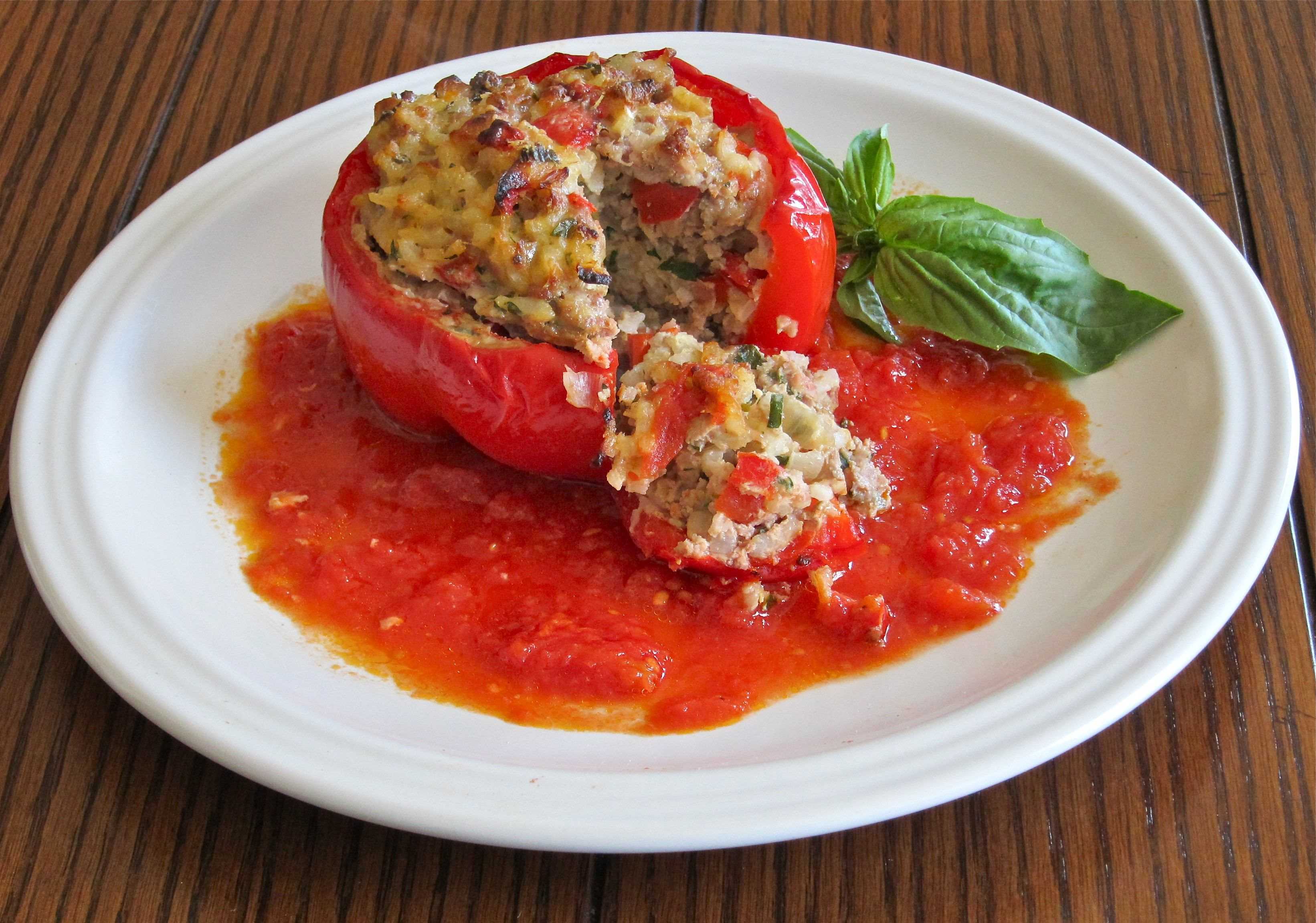 Перец фаршированный мясом и рисом в соусе - рецепт