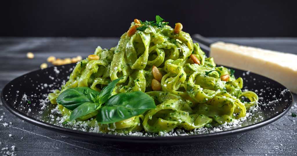 Салат со шпинатом — 6 рецептов на любой вкус