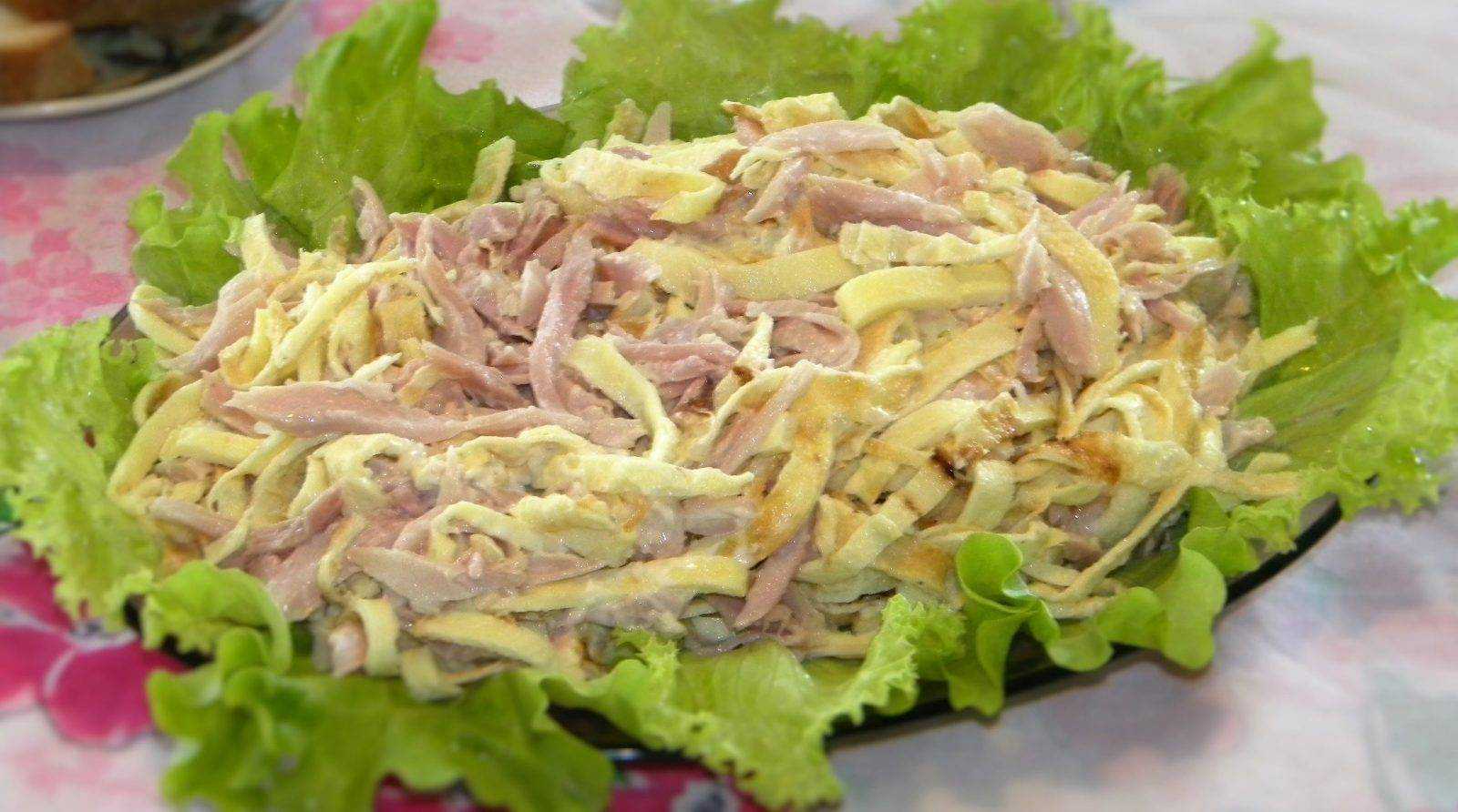 Салат с курицей и яичными блинчиками. закуска из блинов, копченой курицы и грибов