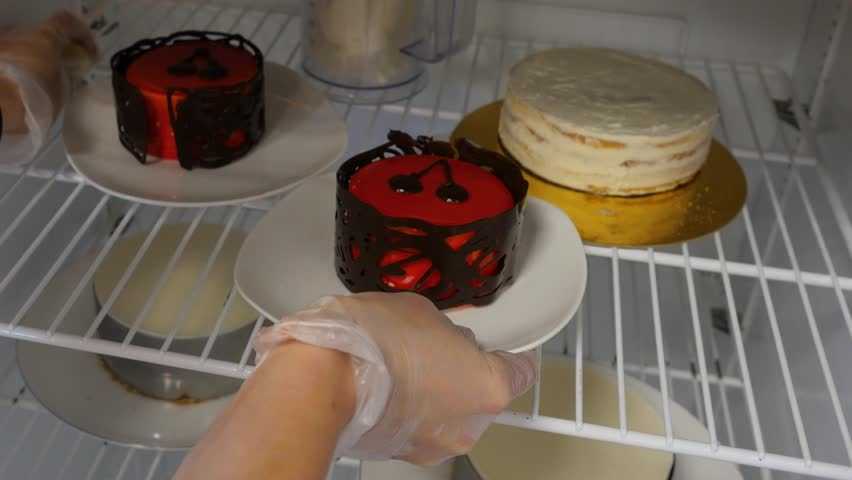 Холодильник для тортов. Торт в морозилке. Тортик в холодильнике. Торт домашний в холодильнике. Можно хранить торт в морозилке