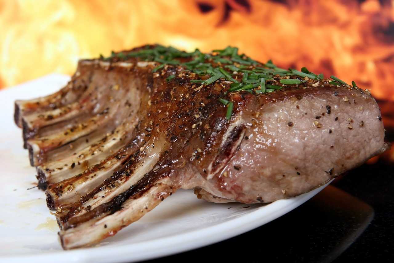 Что такое свиной антрекот: вкусные рецепты на сковороде и в духовке
