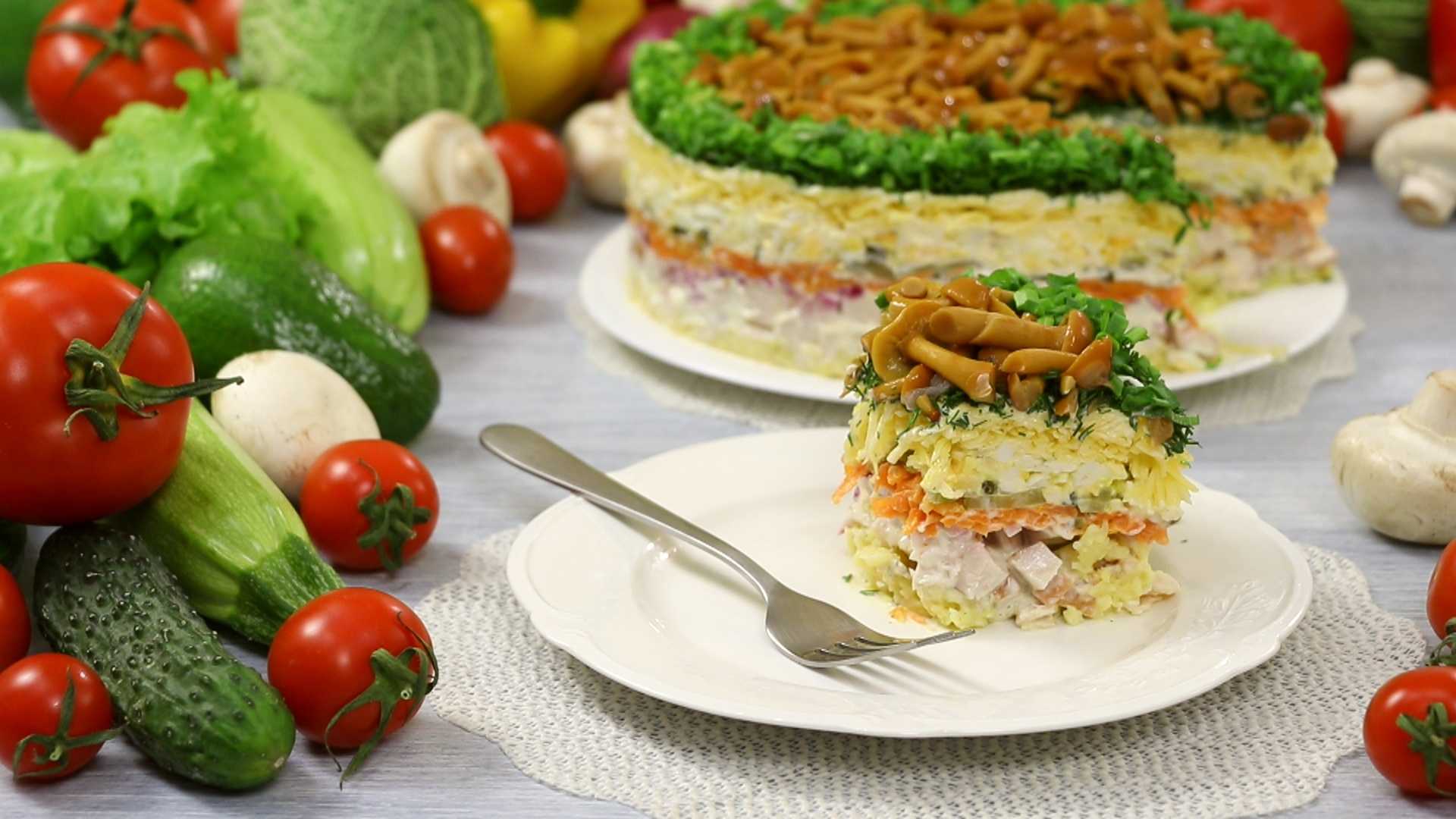 Салат слоеный с опятами маринованными и копченой курицей