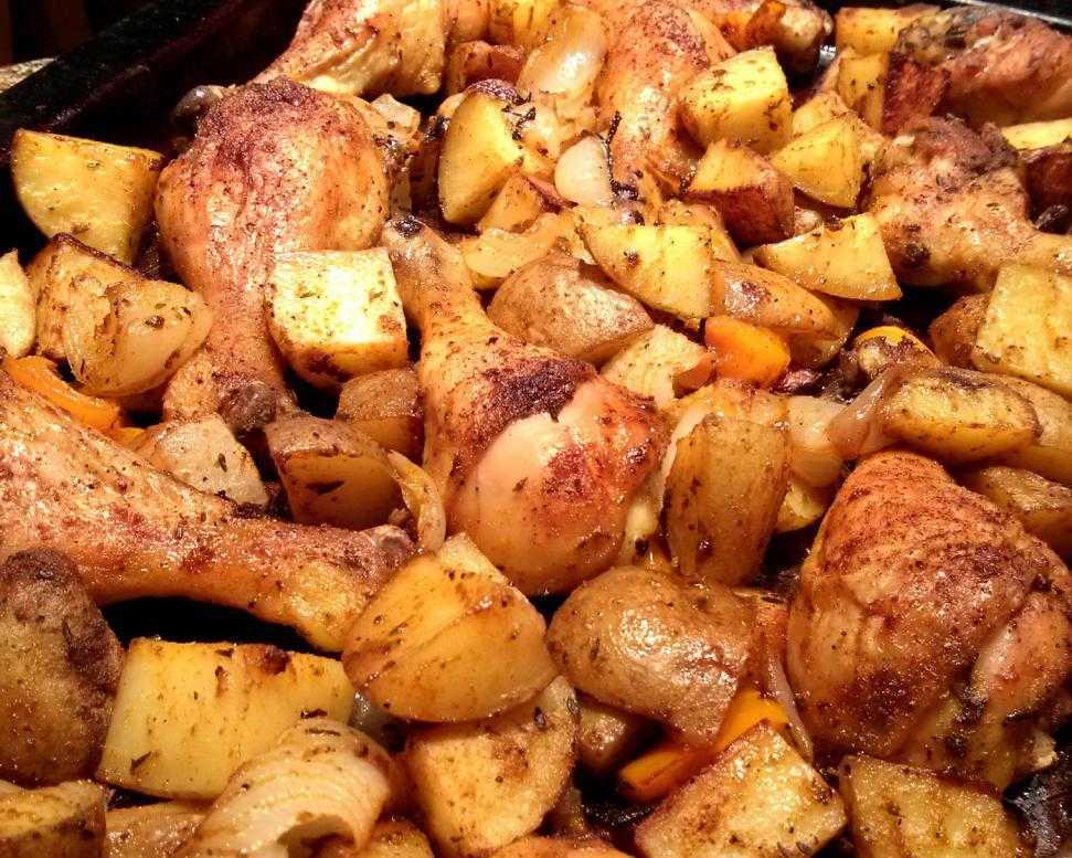 Готовим вкусные куриные бедра в духовке с ломтиками картошки — самые удачные рецепты