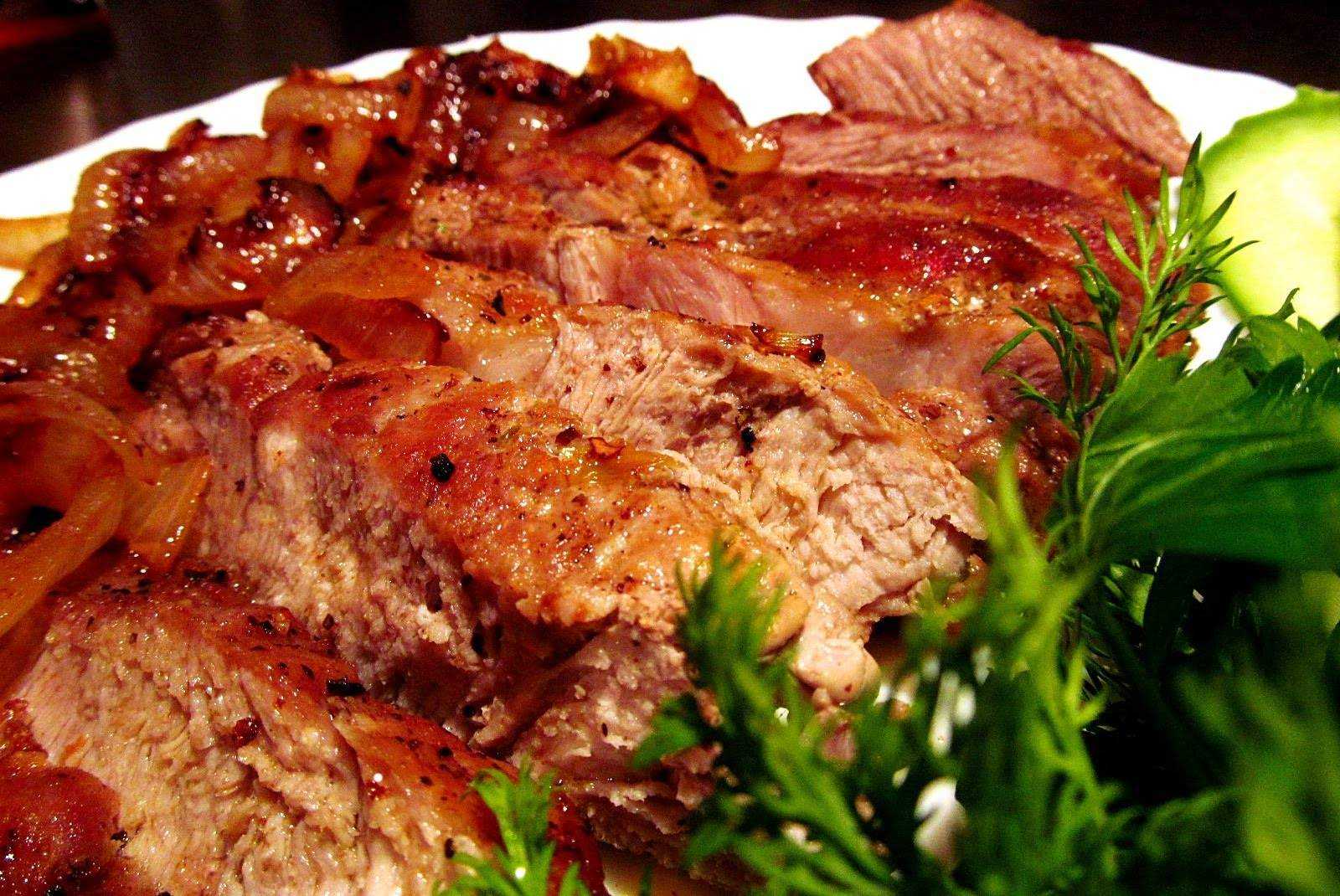 Свинина жареная кусочками рецепты. Свинина. Жареное мясо. Жареная свинина. Стейк из свинины на сковороде.