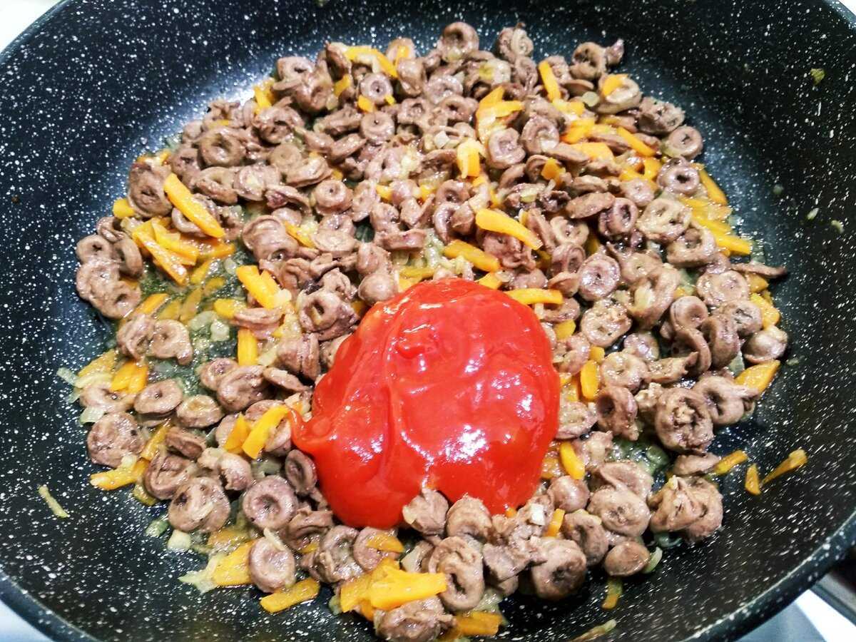 Куриные сердечки в сметане (тушеные) - рецепт приготовления