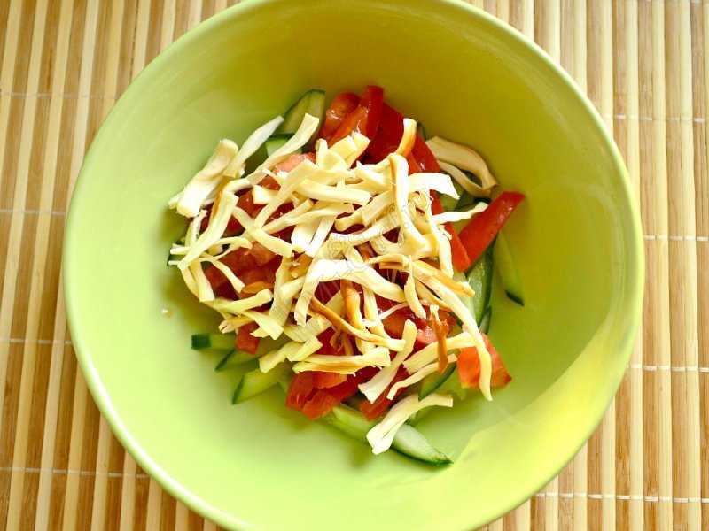 Салат с колбасным сыром – 8 простых и вкусных рецептов