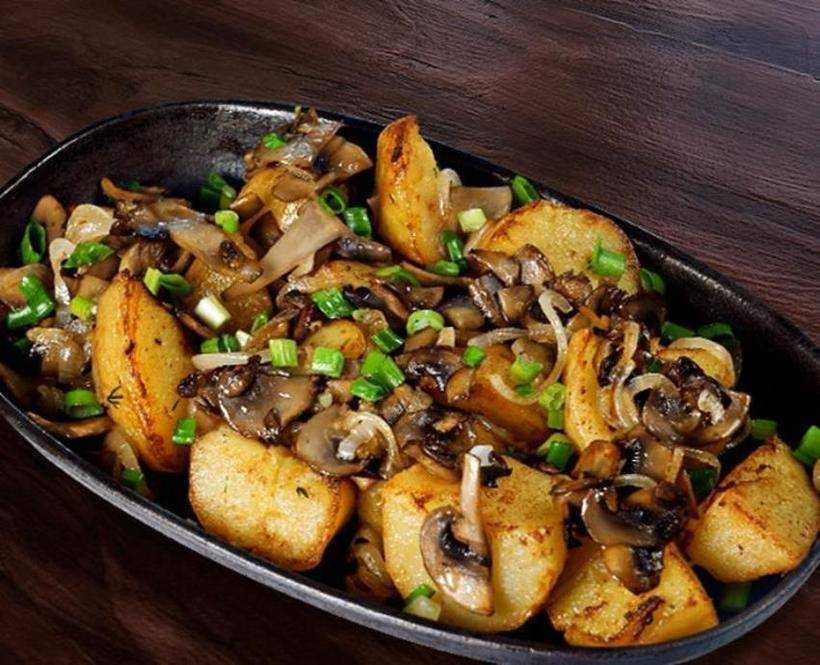 Картофель с сухими грибами. Картофель жареный с грибами с шампиньонами. Картошка жареная с грибами шампиньонами. Жареная картошка с грибами шампиньонами на сковороде. Картофель жареный с грибами.
