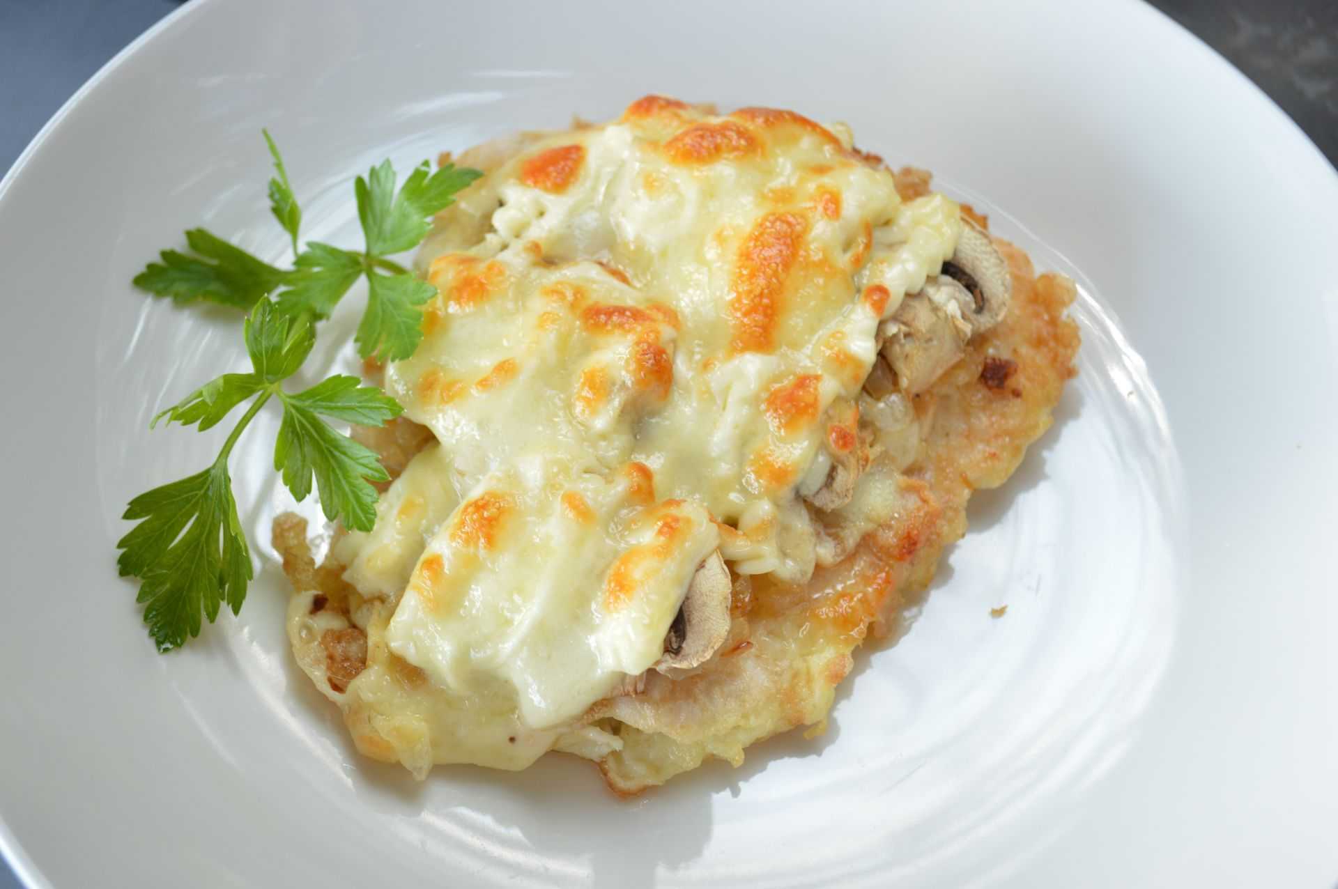 Фаршированная курица с грибами — тонкости приготовления