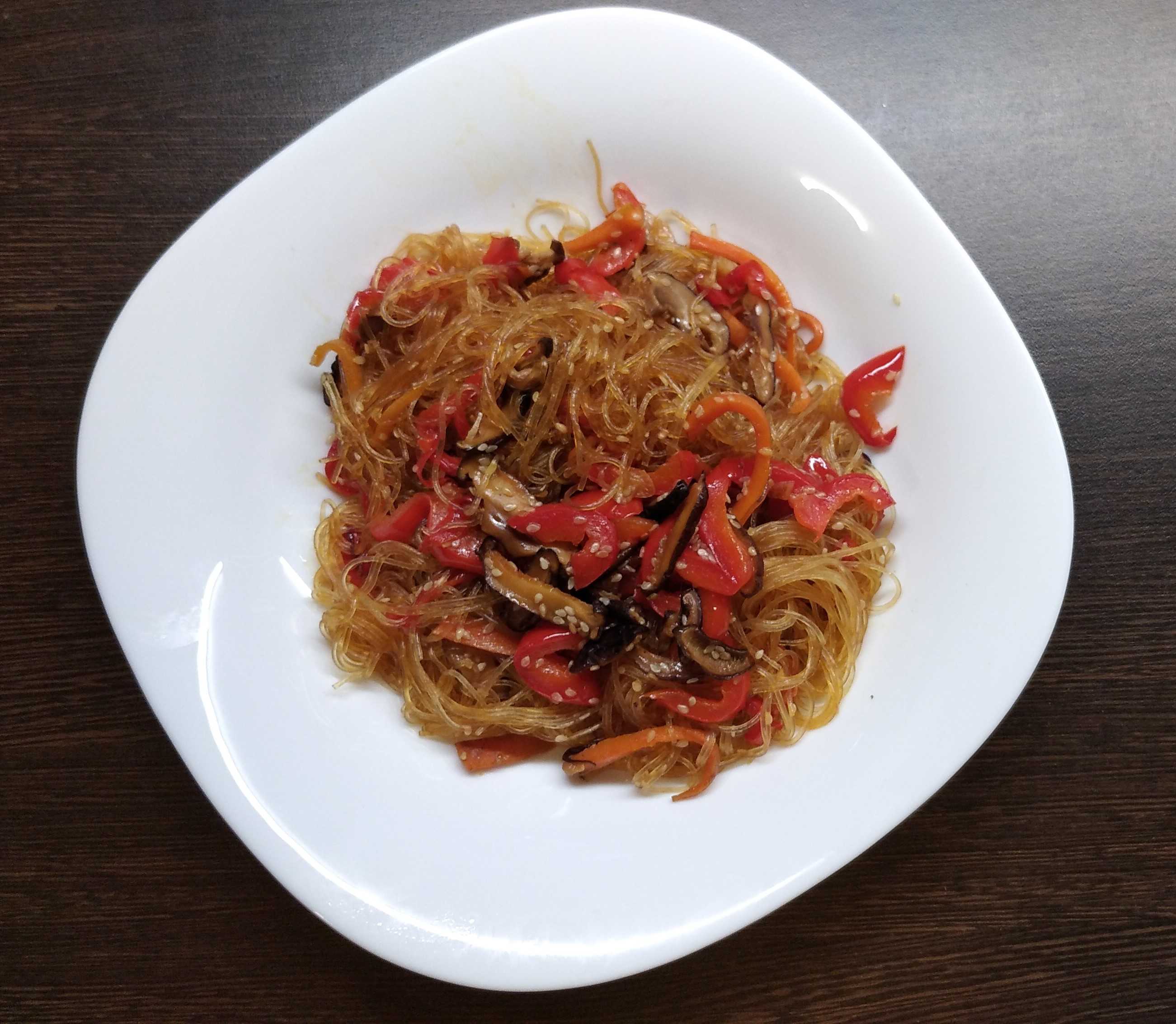 Свинина с гречневой лапшой и овощами