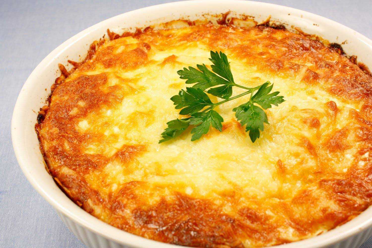 Картошка, запечённая с сосисками и сыром в духовке - 9 пошаговых фото в рецепте