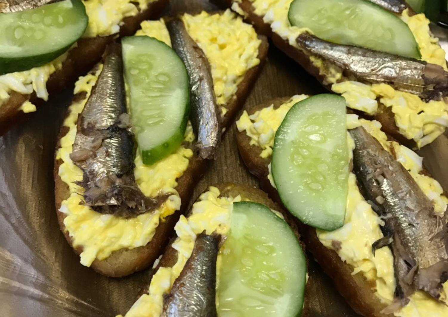 Вкусные бутерброды со шпротами – 7 рецептов на праздничный стол