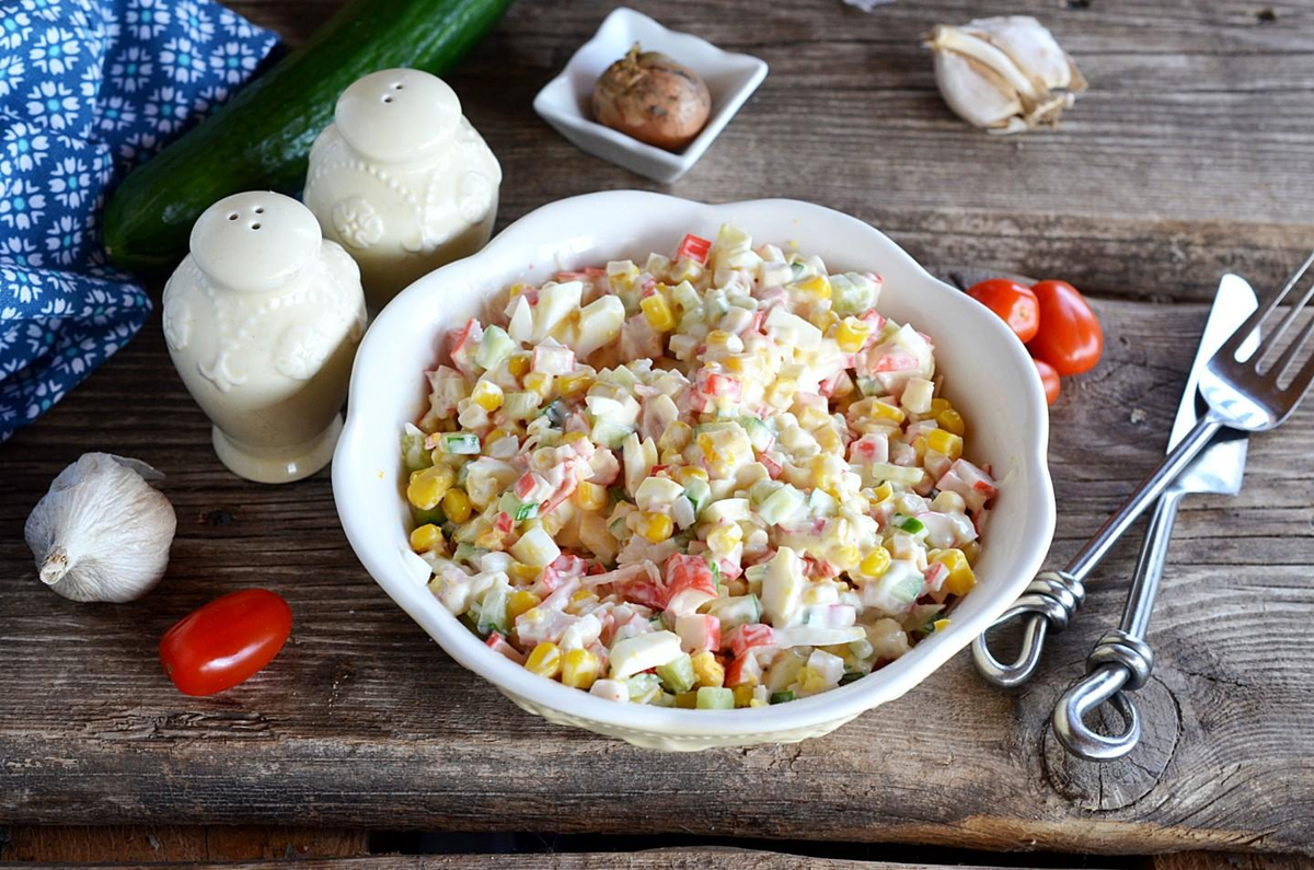 Салат с крабовыми палочками и кукурузой. топ 7 классических рецептов