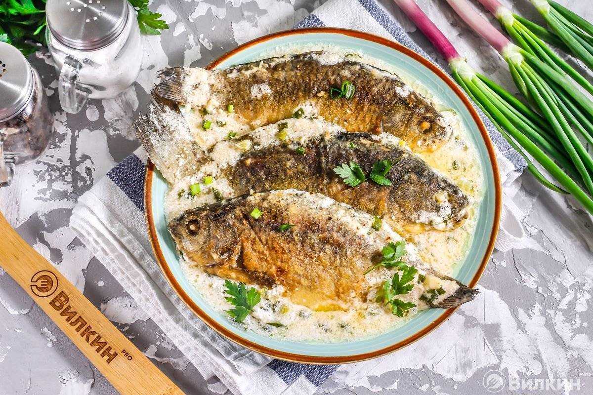 Карась в духовке: 4 рецепта с фото