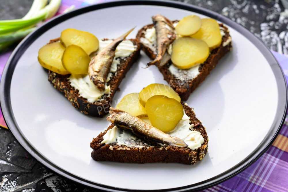 Бутерброды со шпротами на праздничный стол — простые и вкусные рецепты